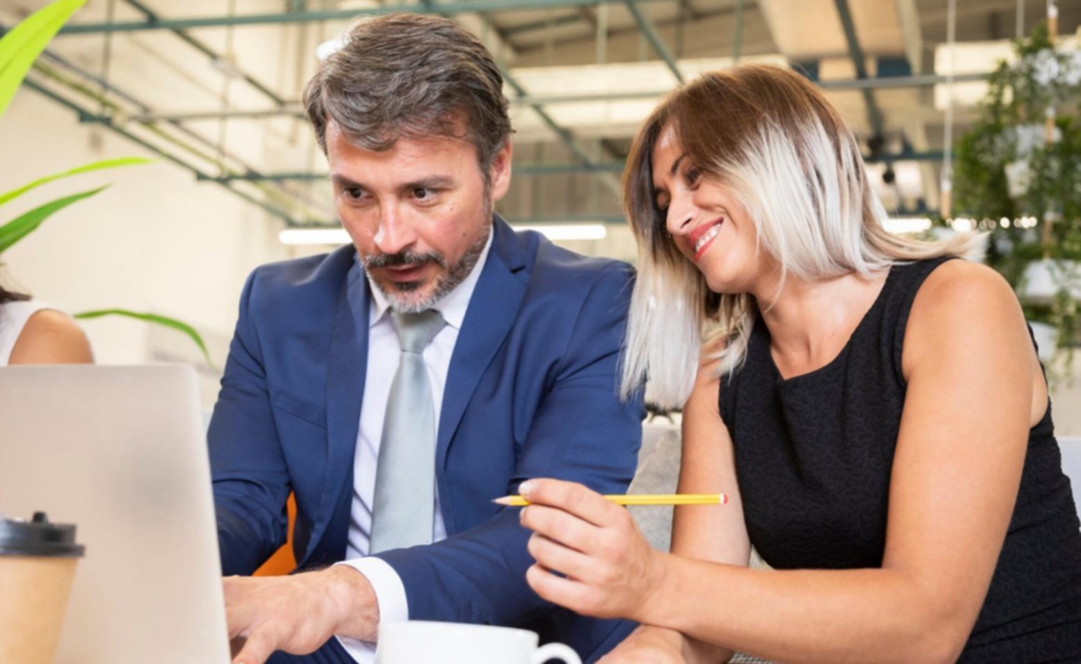 Équipe travaillant sur un projet financier